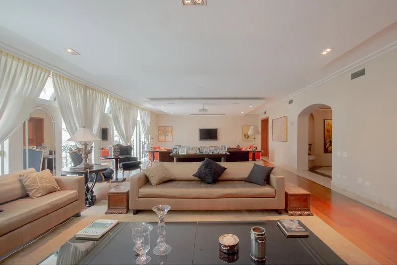 Spacious Apartment In A Prime Location