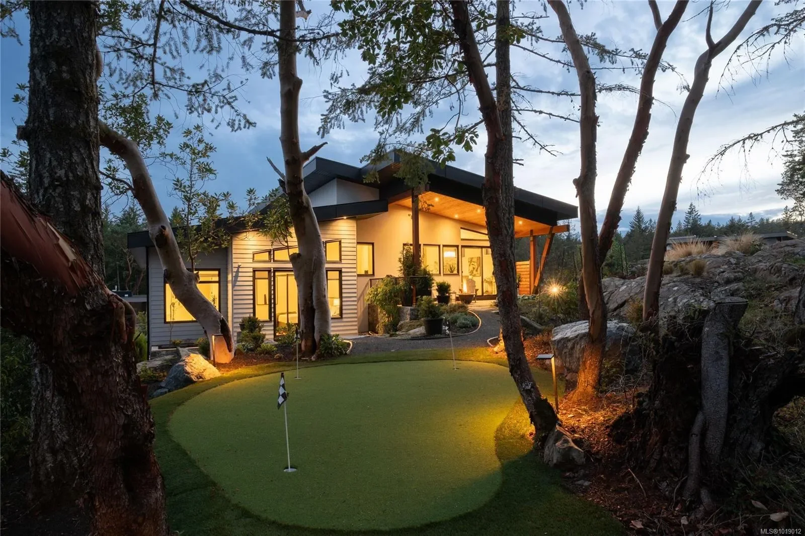 640 Medalist Ave, Colwood, British Columbia, Canada. - Photo 6