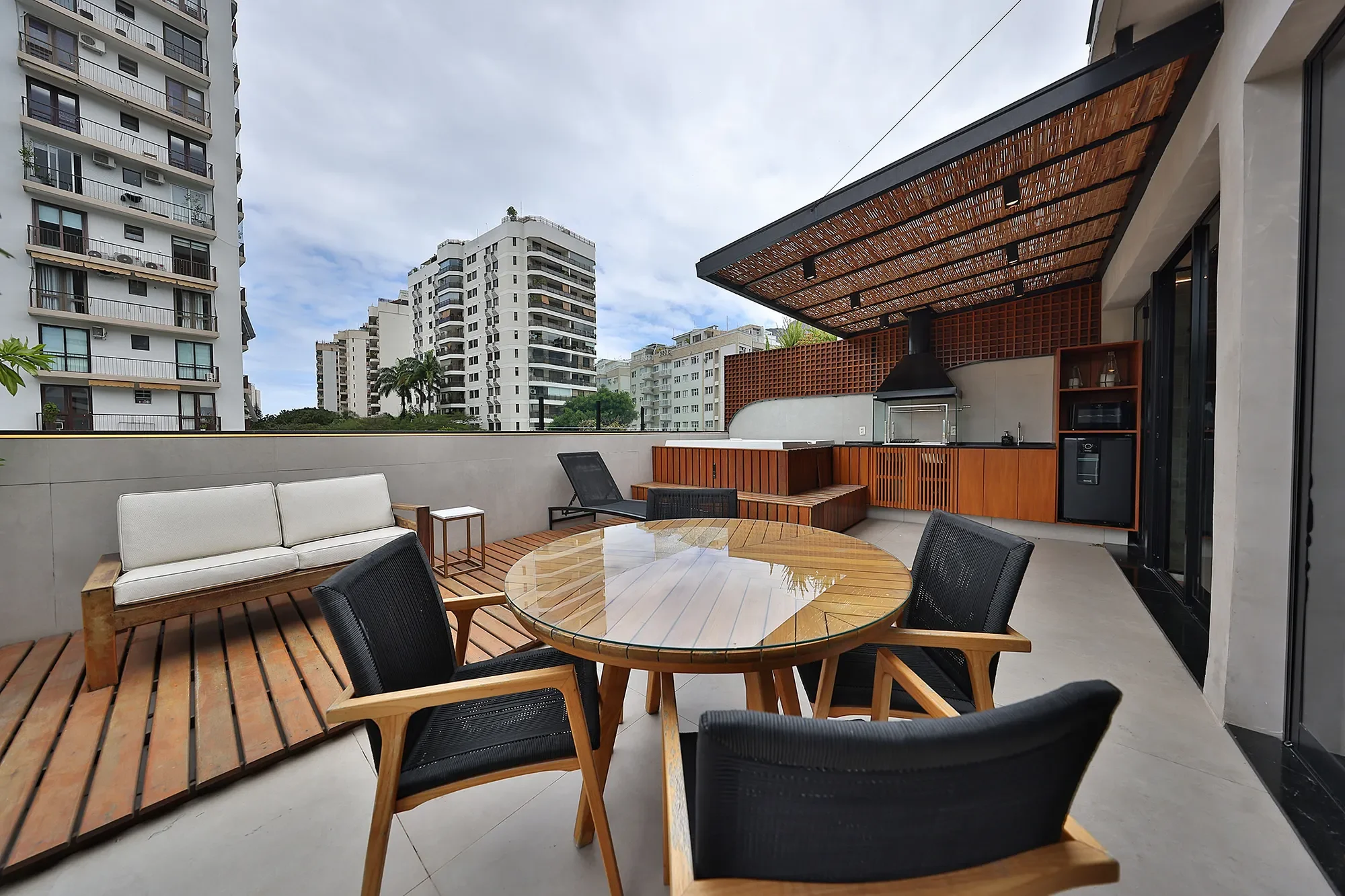 Exterior photo 2