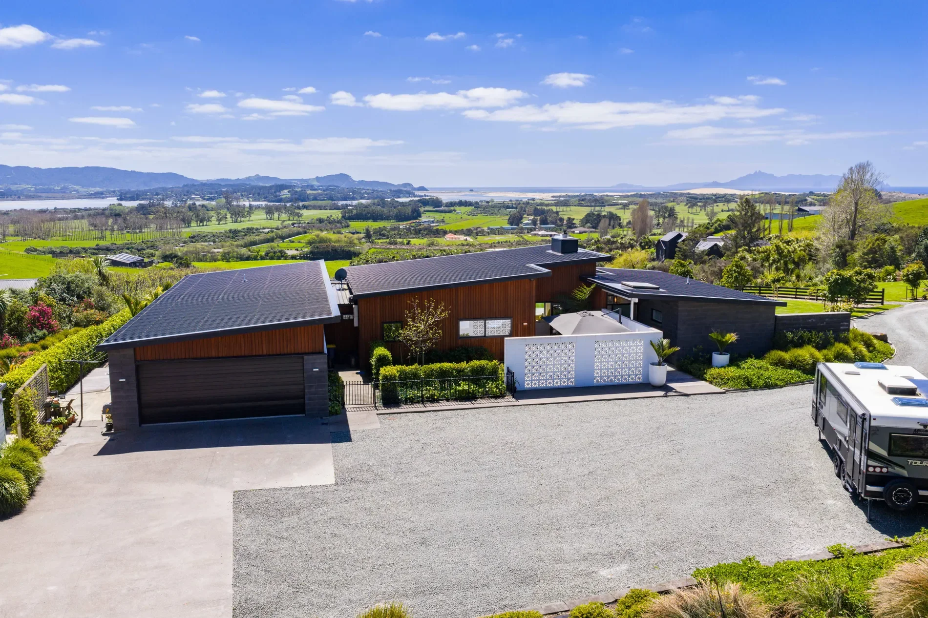 Exterior photo 8