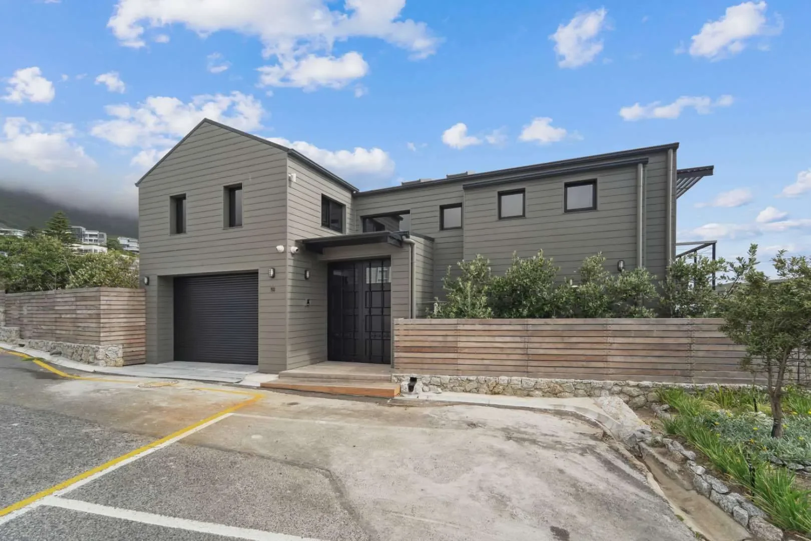 Exterior photo 6