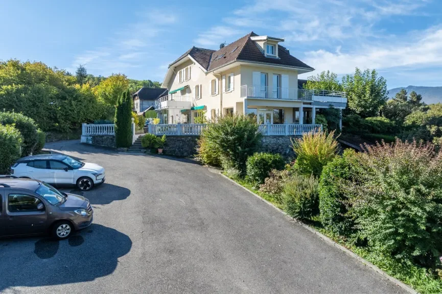 Exterior photo 6