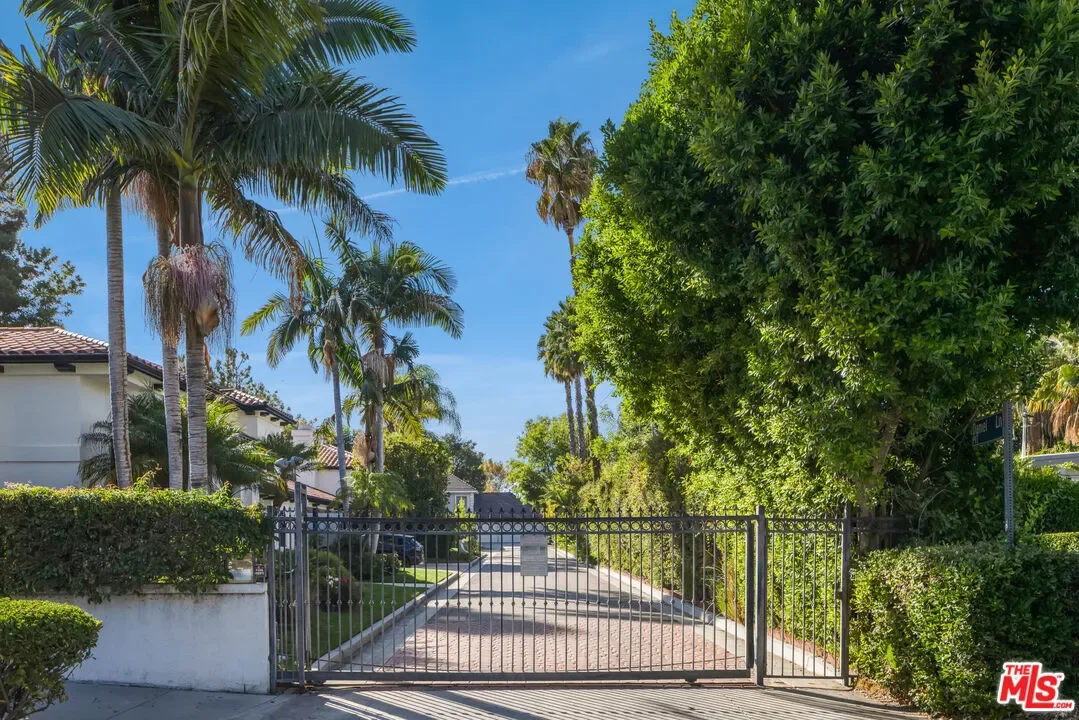 15916 Daniel Ln, Los Angeles, California, United States. - Photo 13