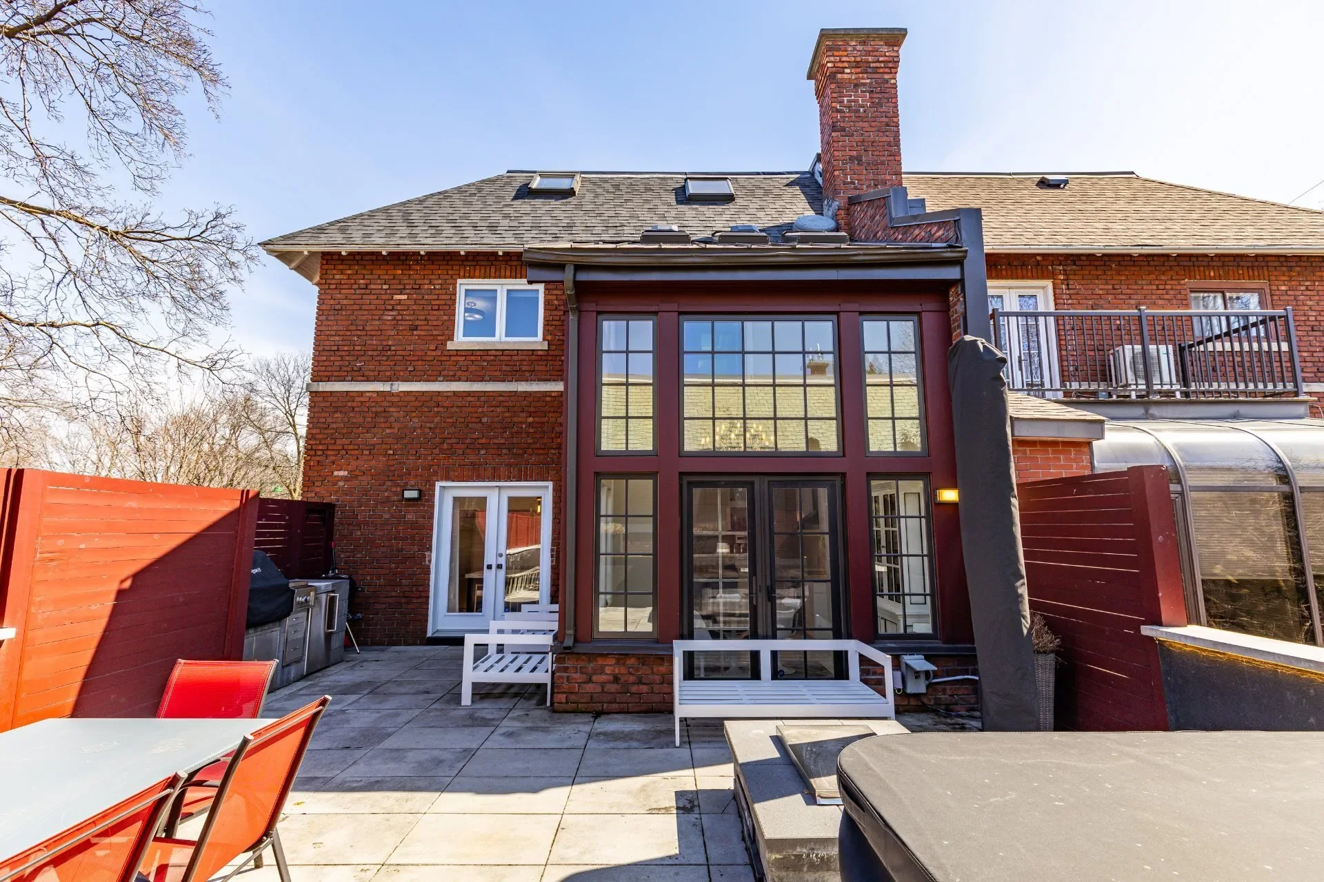 Exterior photo 6