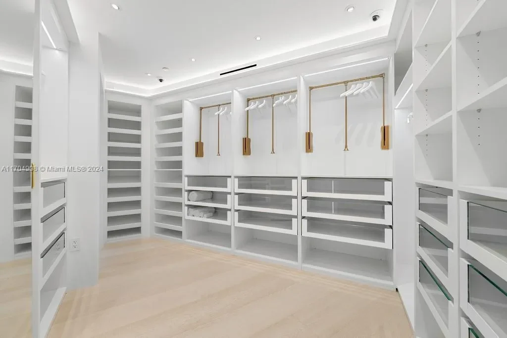 300 S Pointe Dr, #PH-5, Miami Beach, Florida, United States. - Photo 14