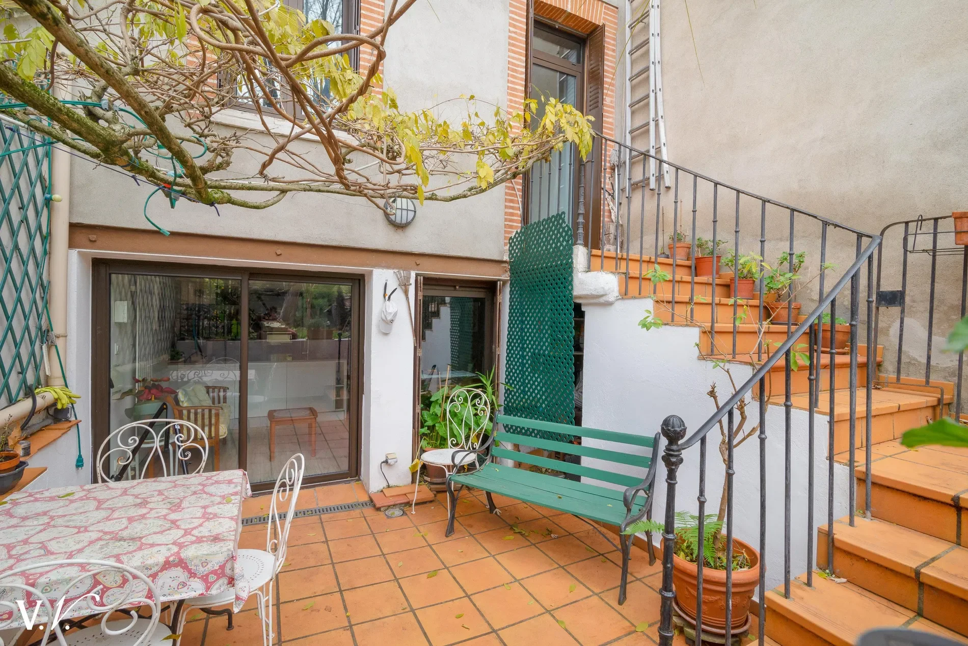 Exterior photo 3