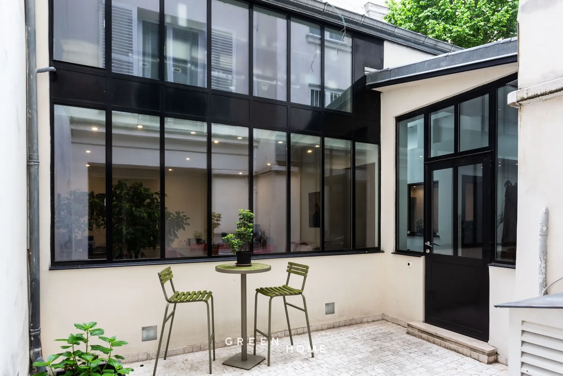 Exterior photo 2