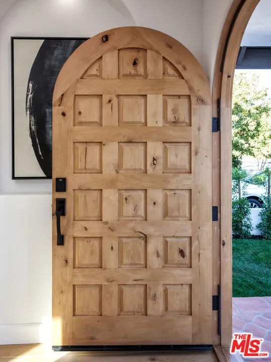 913 S Mullen Avenue, Los Angeles, California, United States. - Photo 2