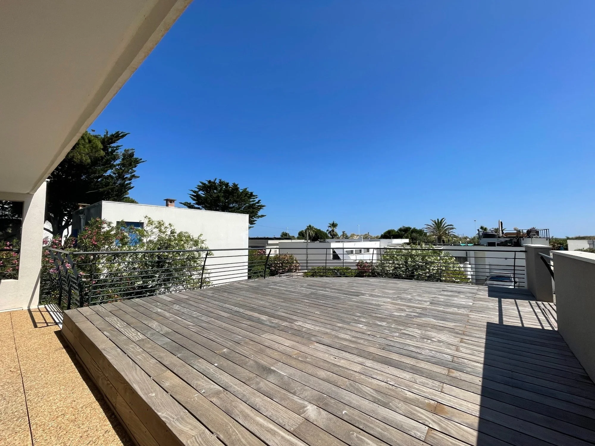 Exterior photo 5
