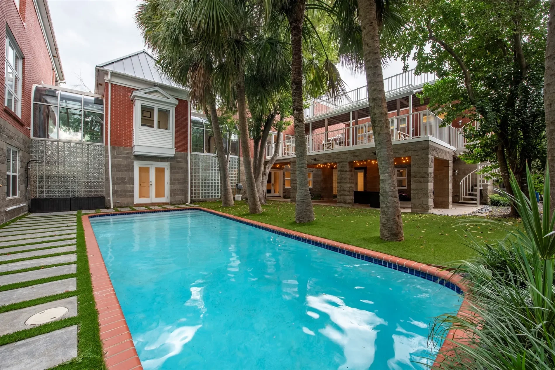 Exterior photo 7