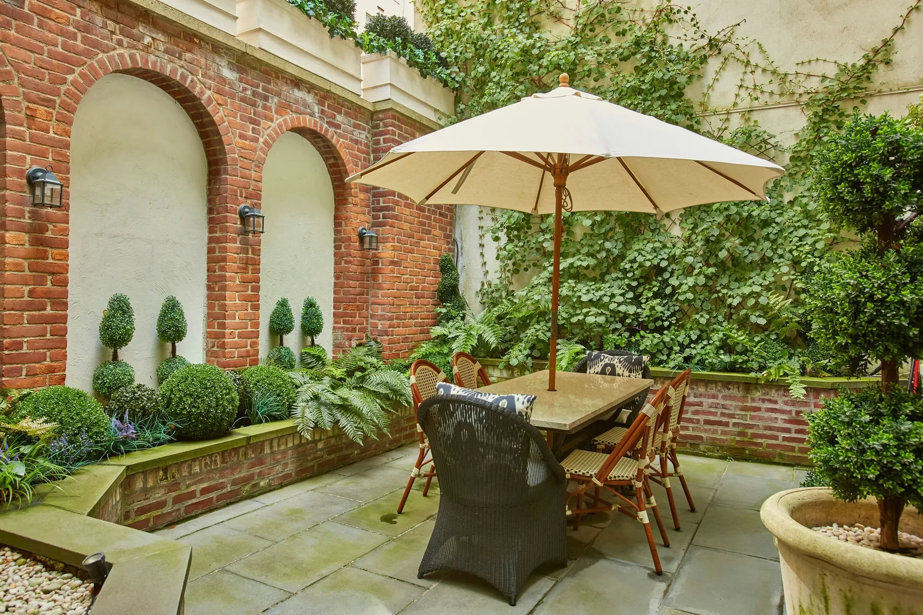 Exterior photo 4