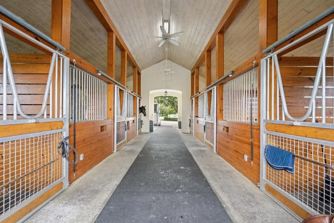 Exterior photo 6