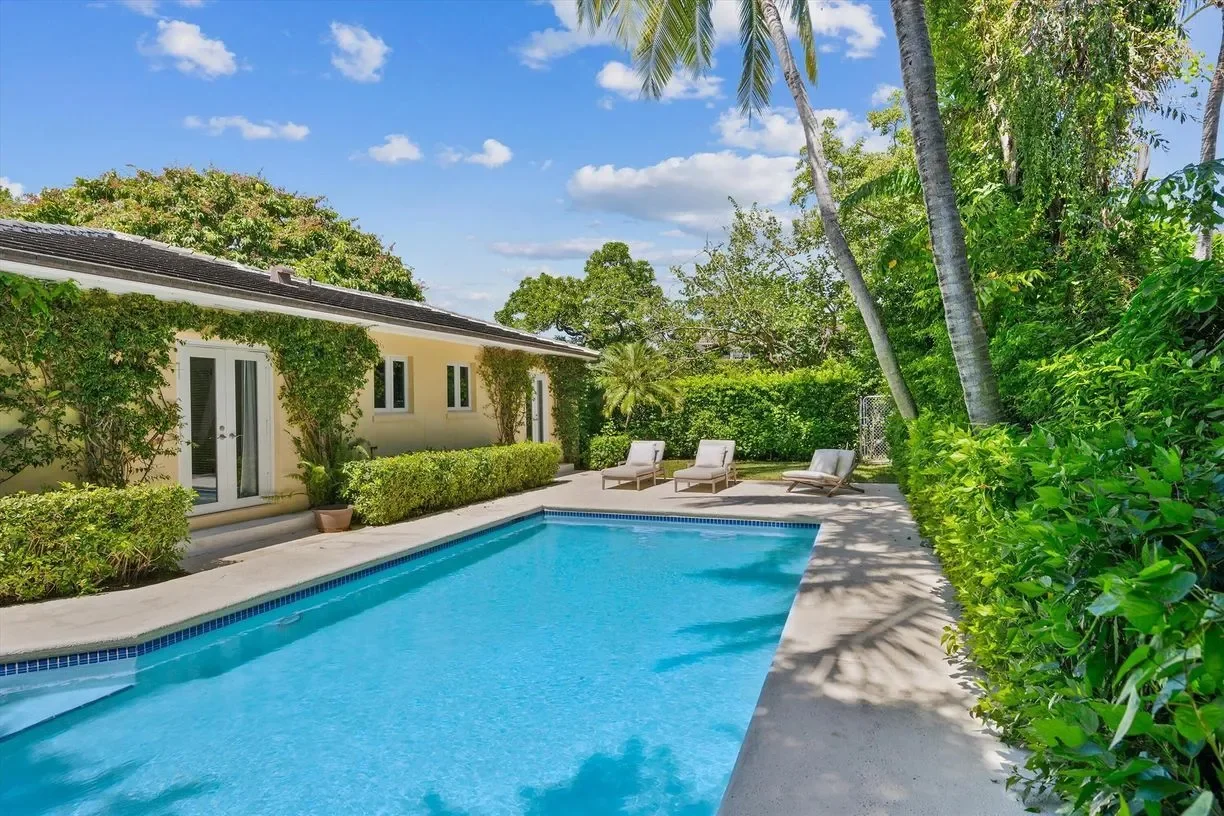 Exterior photo 8