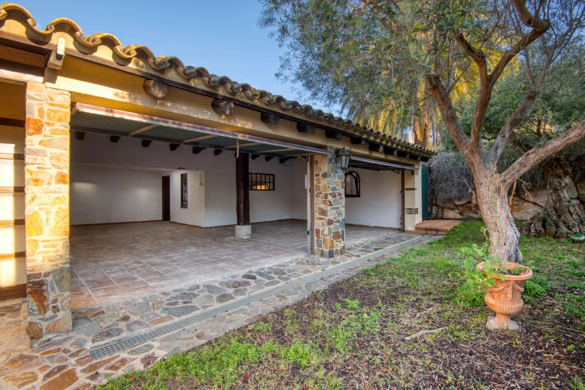 Exterior photo 3