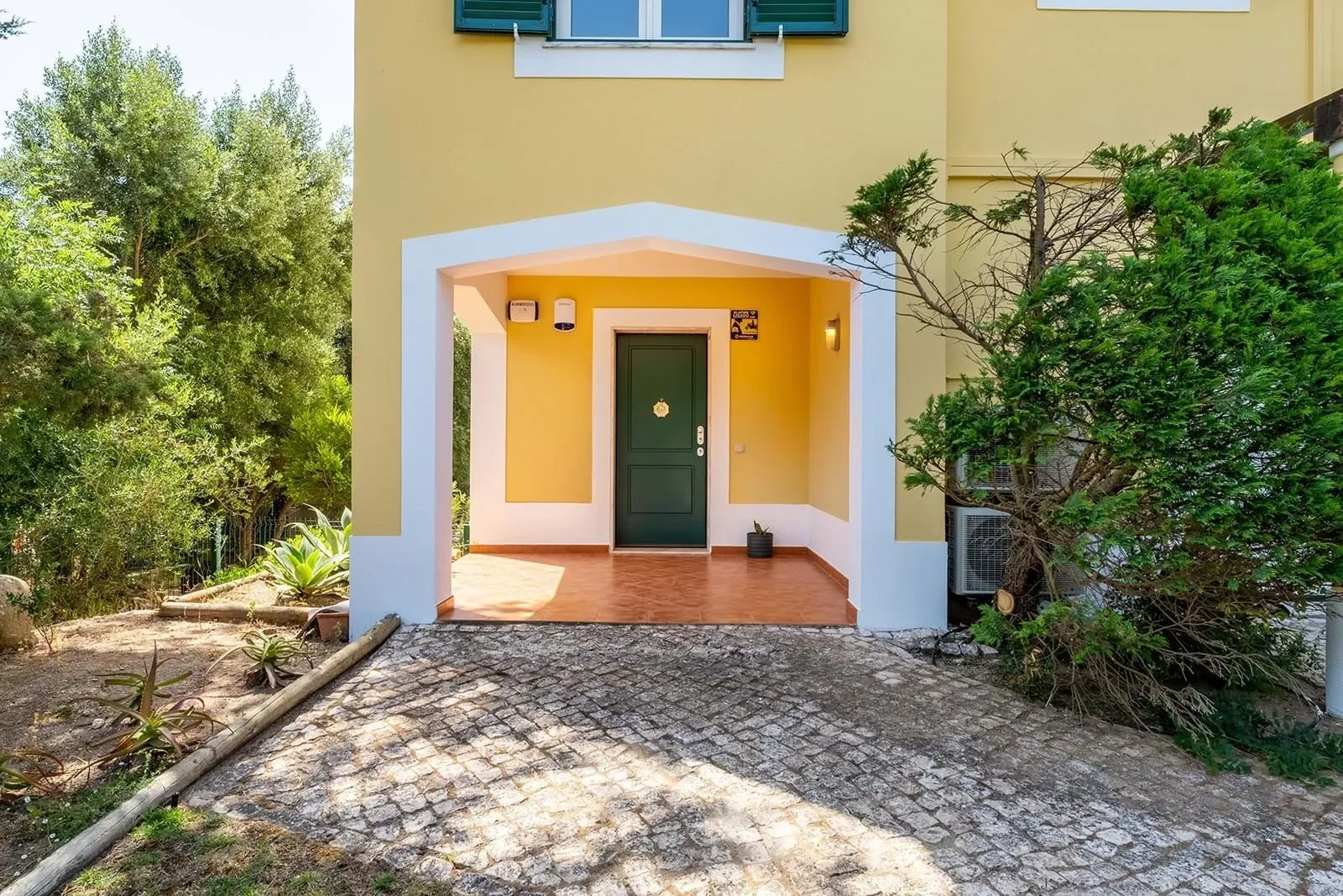 Exterior photo 7