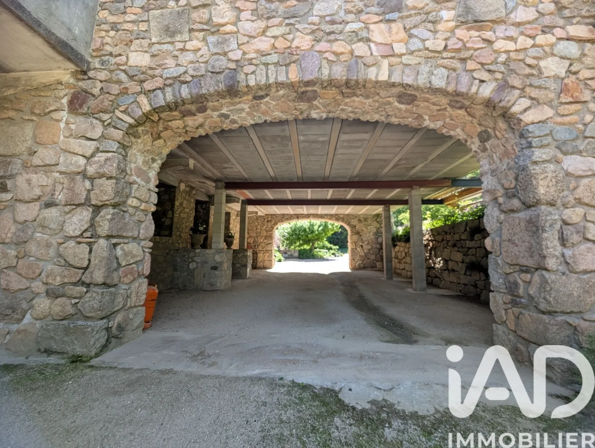 Exterior photo 6