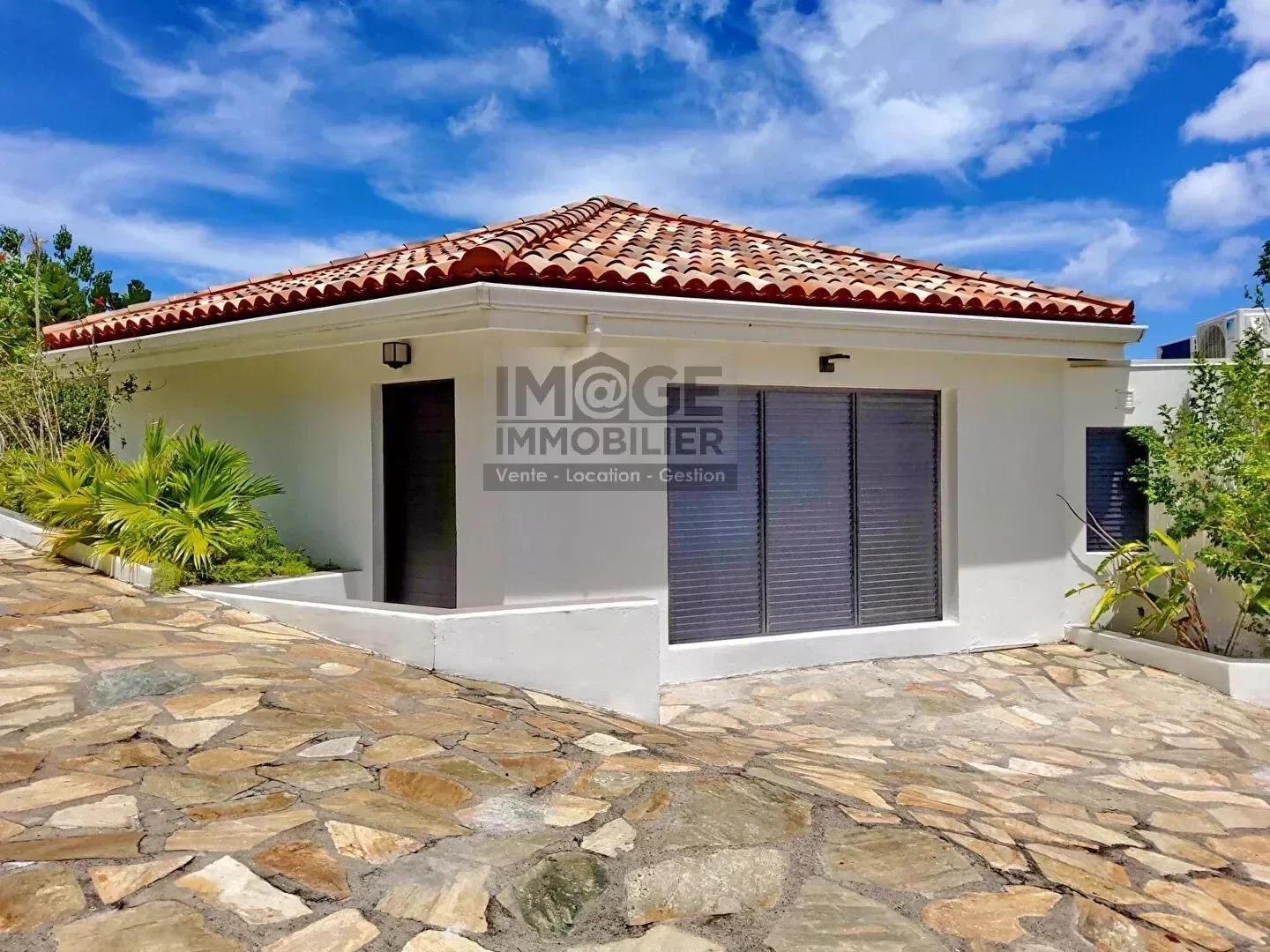 Exterior photo 8