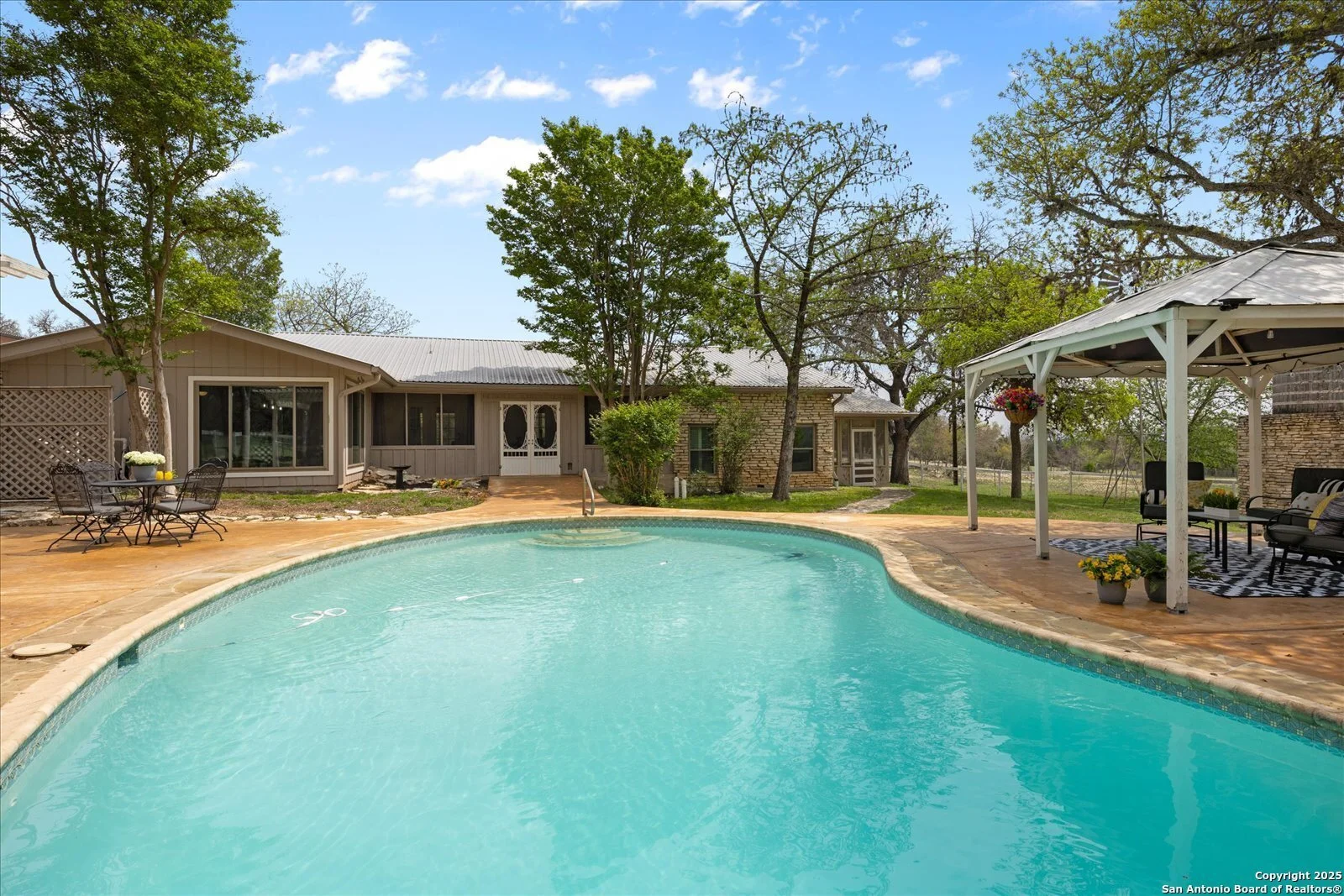 Exterior photo 8