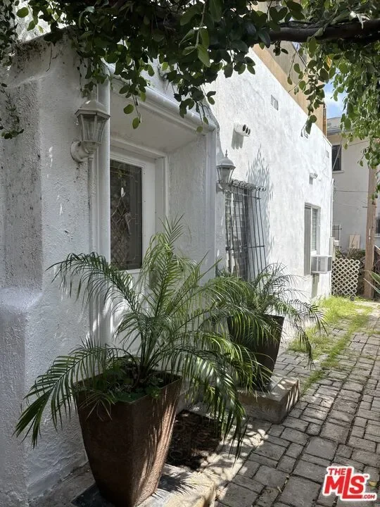 1028 N Hayworth Avenue, Los Angeles, California, United States. - Photo 41