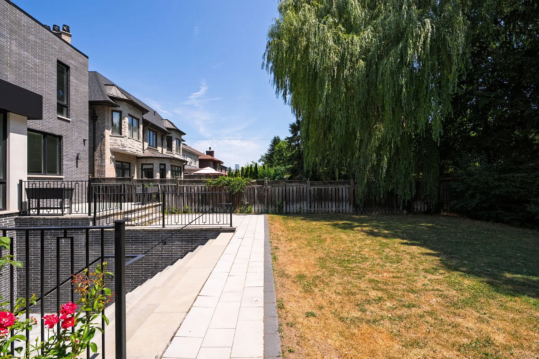 Exterior photo 3