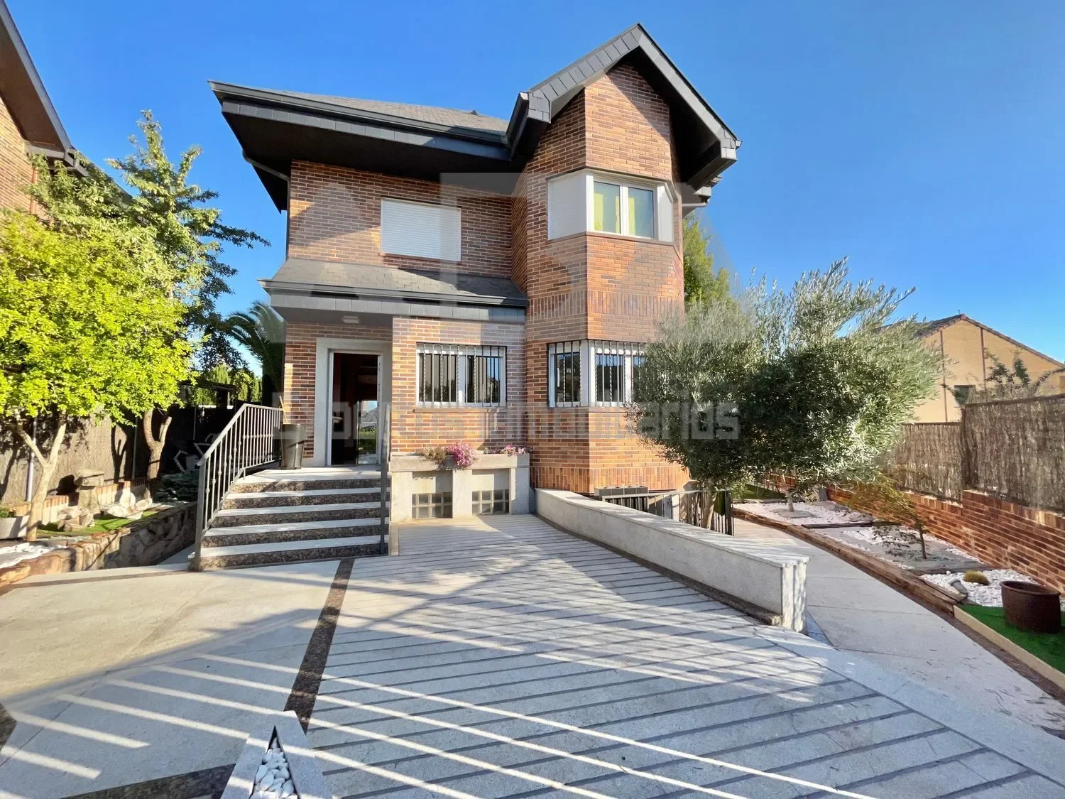 Exterior photo 4