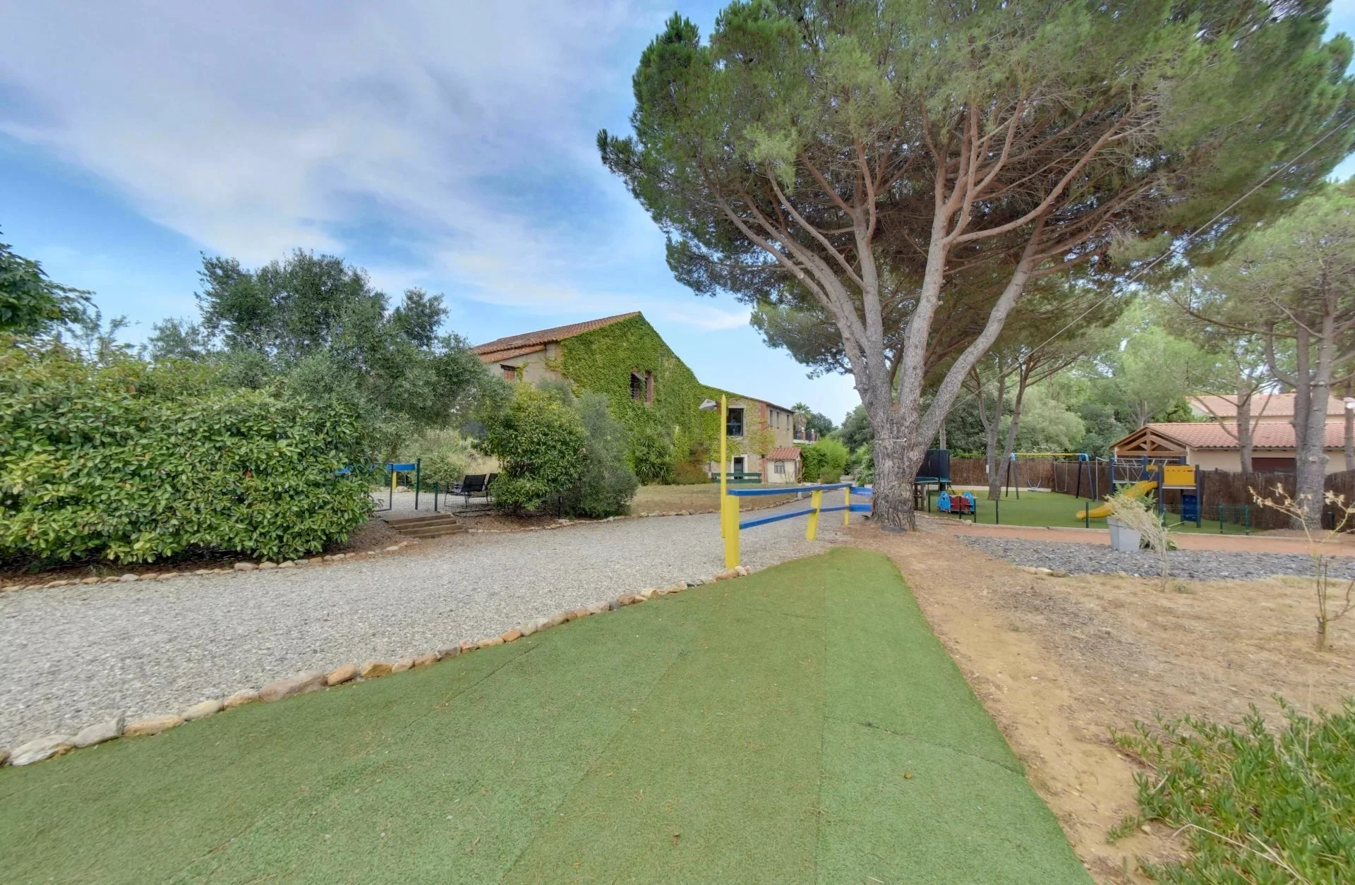 Exterior photo 11