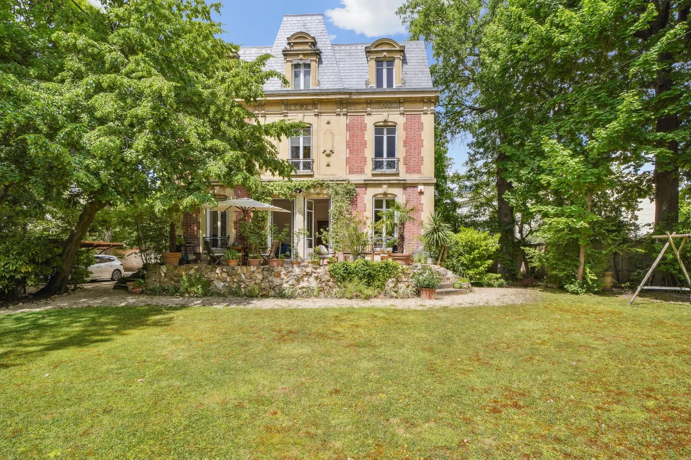 Le Vésinet Sud – Beautiful 350 Sqm Character House On A Large Wooded Plot.