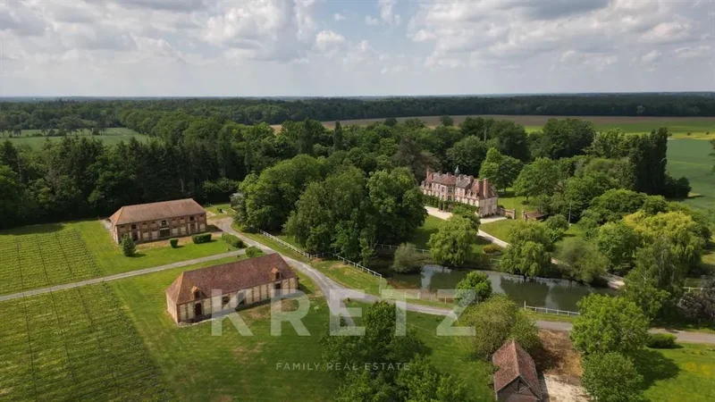 18th century castle with 323 ha