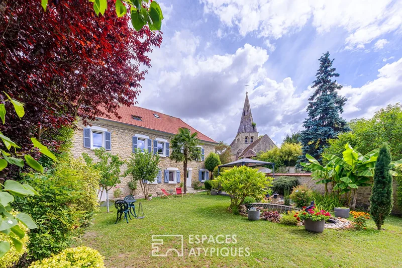 A former presbytery reinvented, between stone and light, in a preserved village in the Vexin