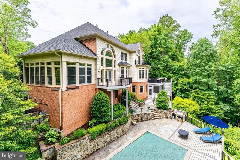 891 CHINQUAPIN RD, McLean, Virginia, United States. - Photo 2