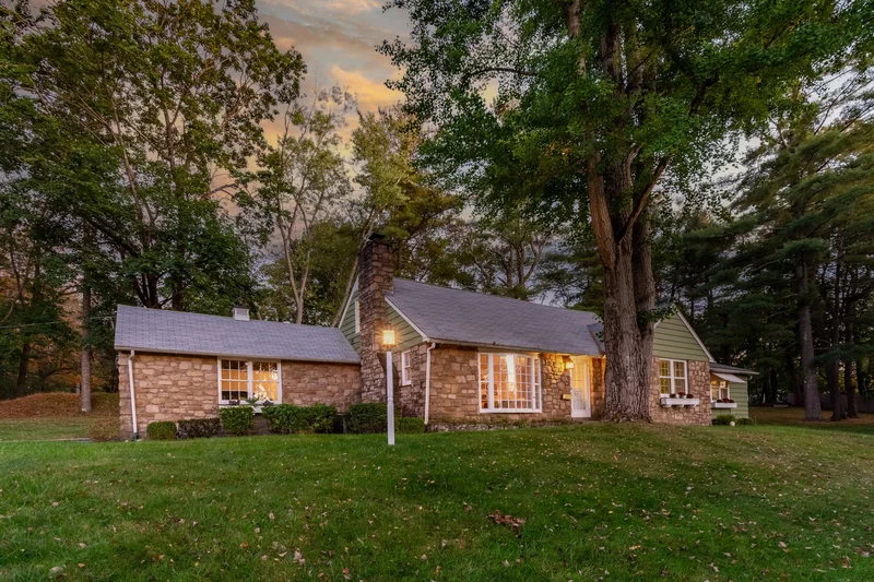 New Hope Cape With A Studio/Workshop And Large Lot