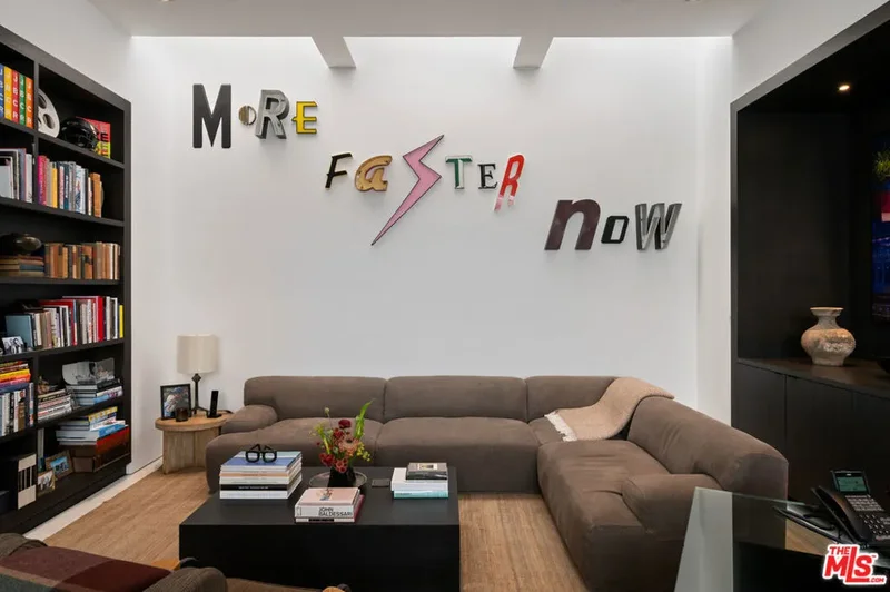 9265 Robin Drive, Los Angeles, California, United States. - Photo 27