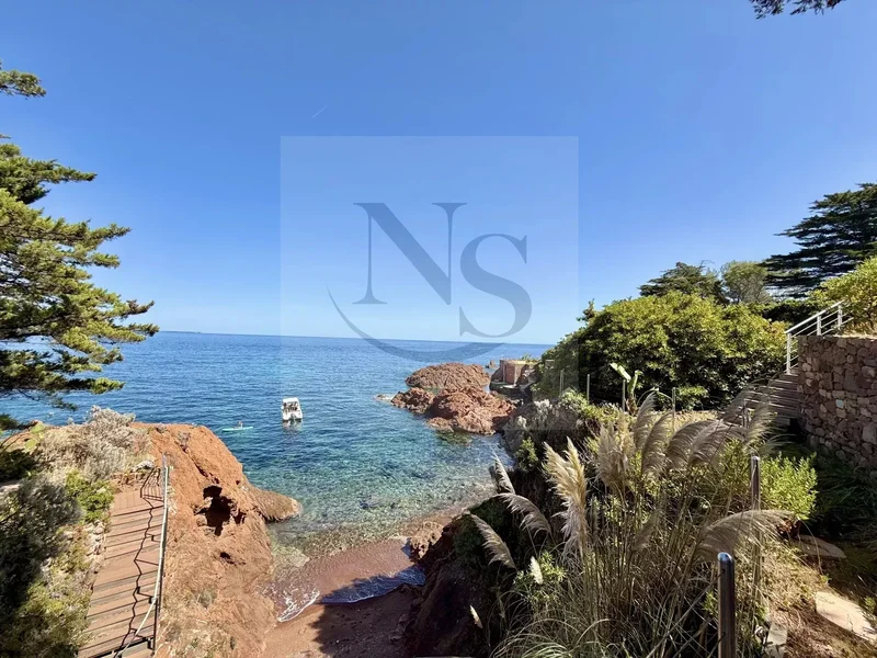 THÉOULE-SUR-MER / WATERFRONT VILLA WITH ELEVATOR AND BOAT GARAGE