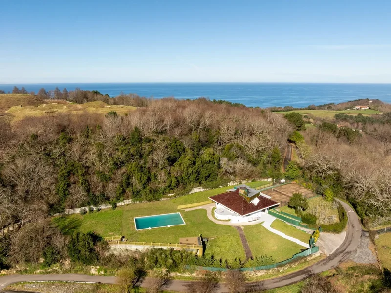 HONDARRIBIA - Modern villa with a pool and a tennis court in Hondarribia
