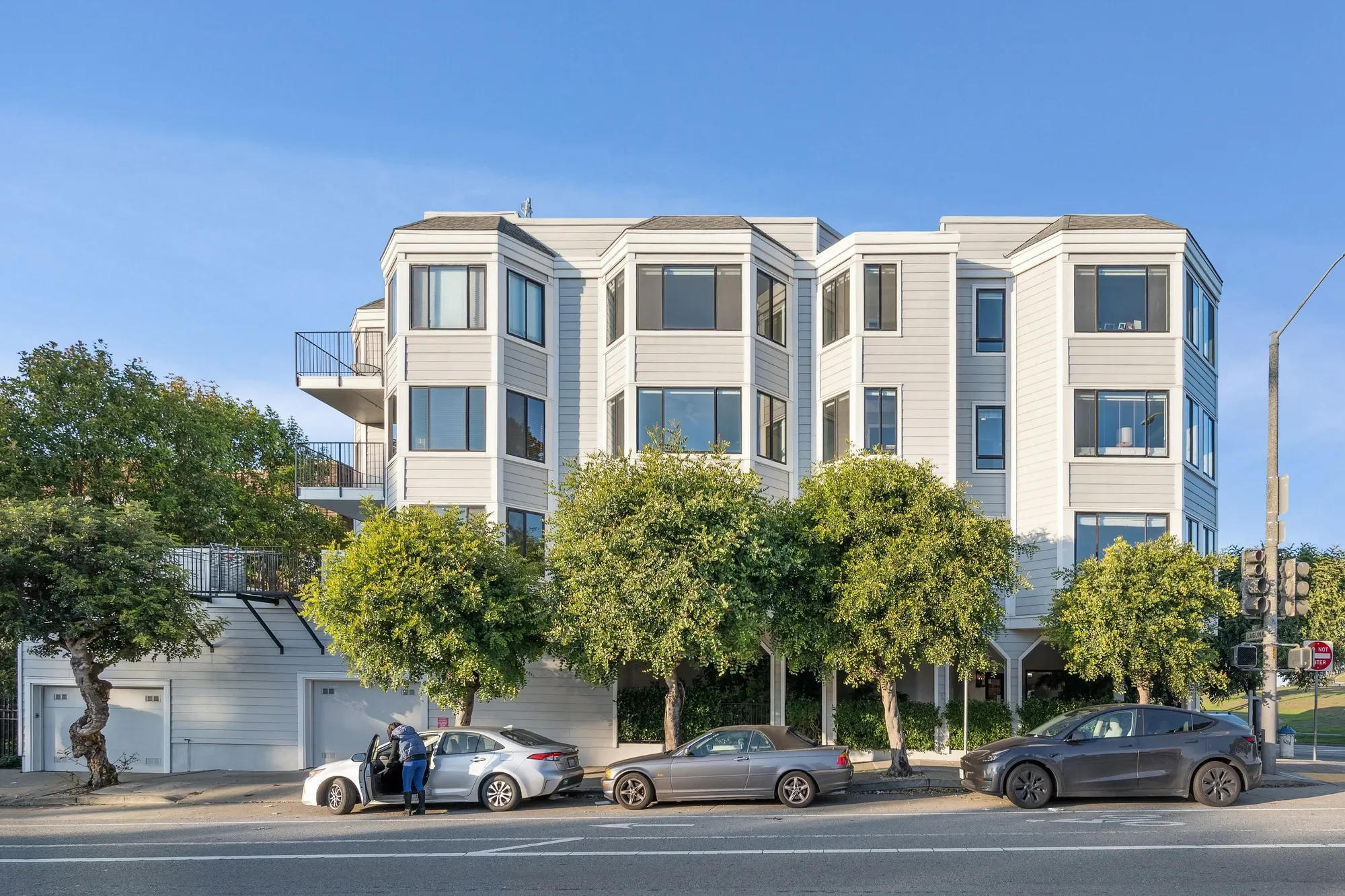Exterior photo 6