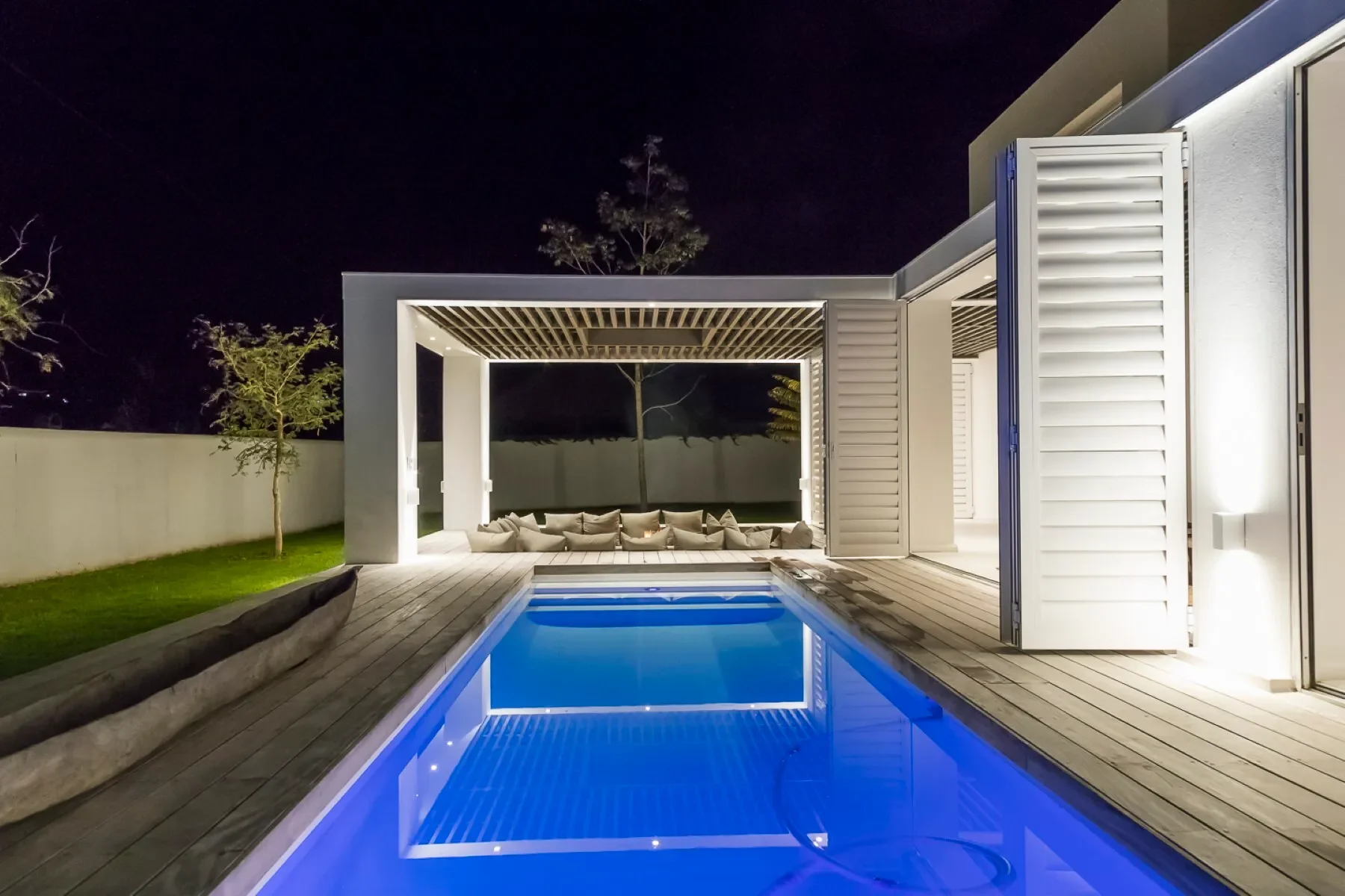 Exterior photo 6