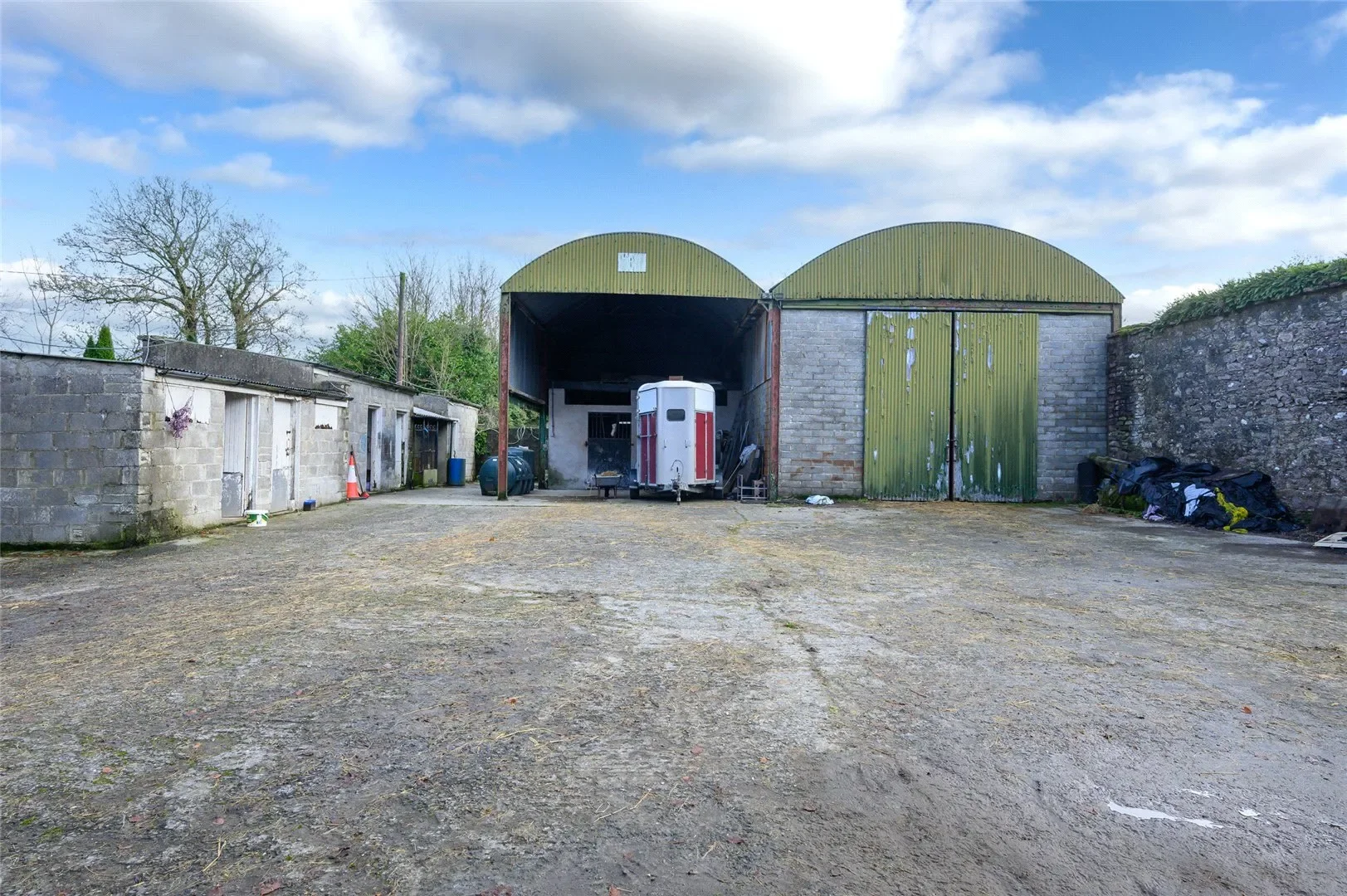 Exterior photo 4