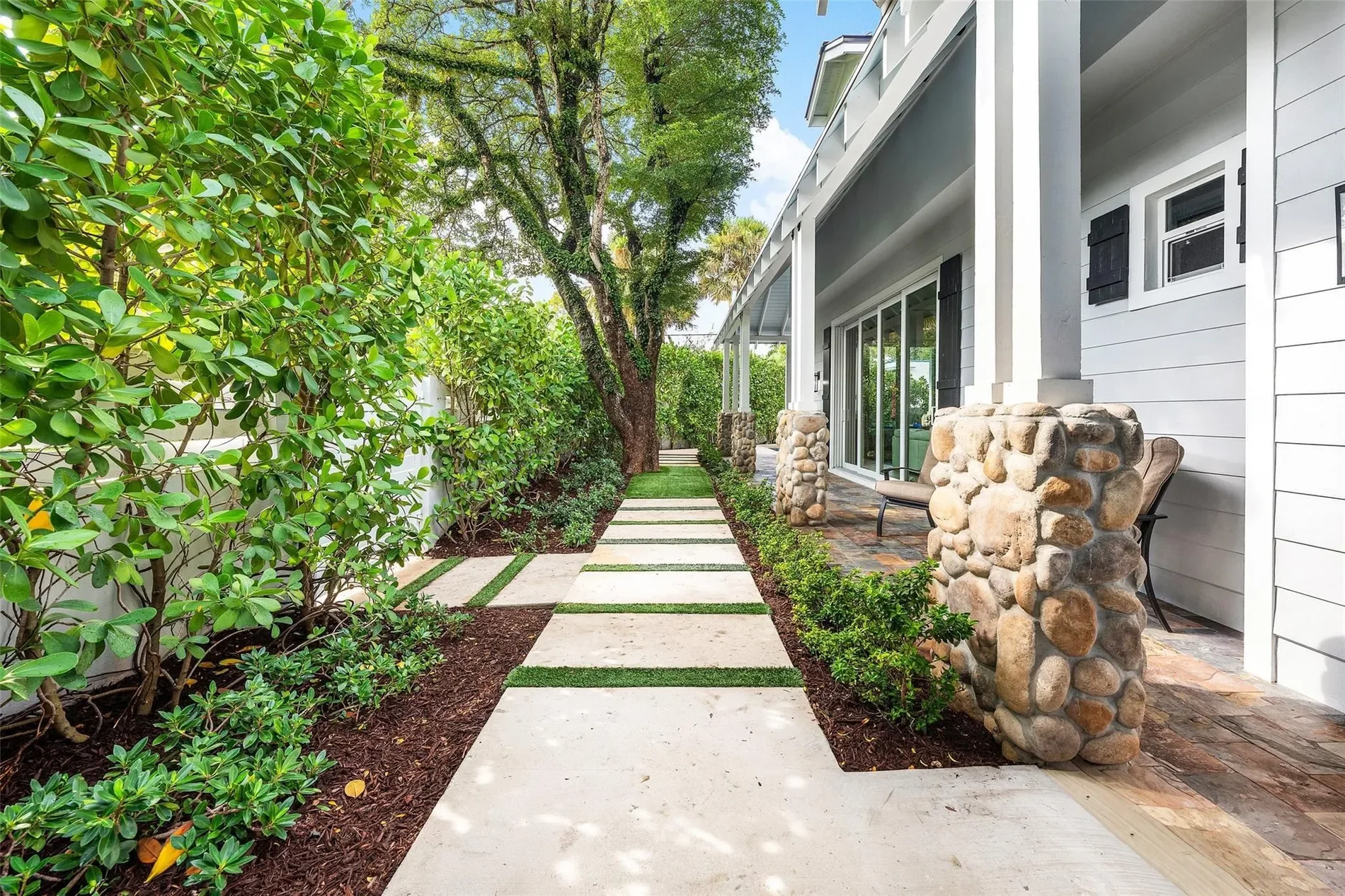 Exterior photo 6