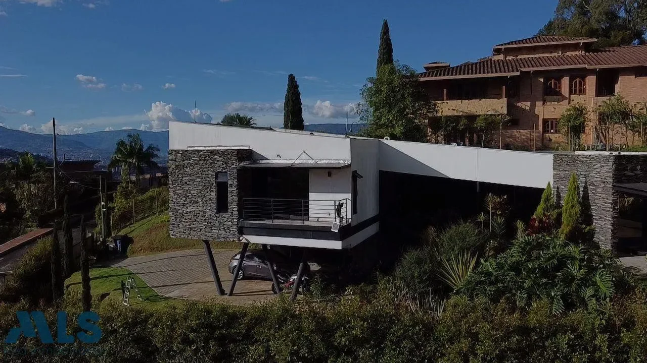 Exterior photo 2