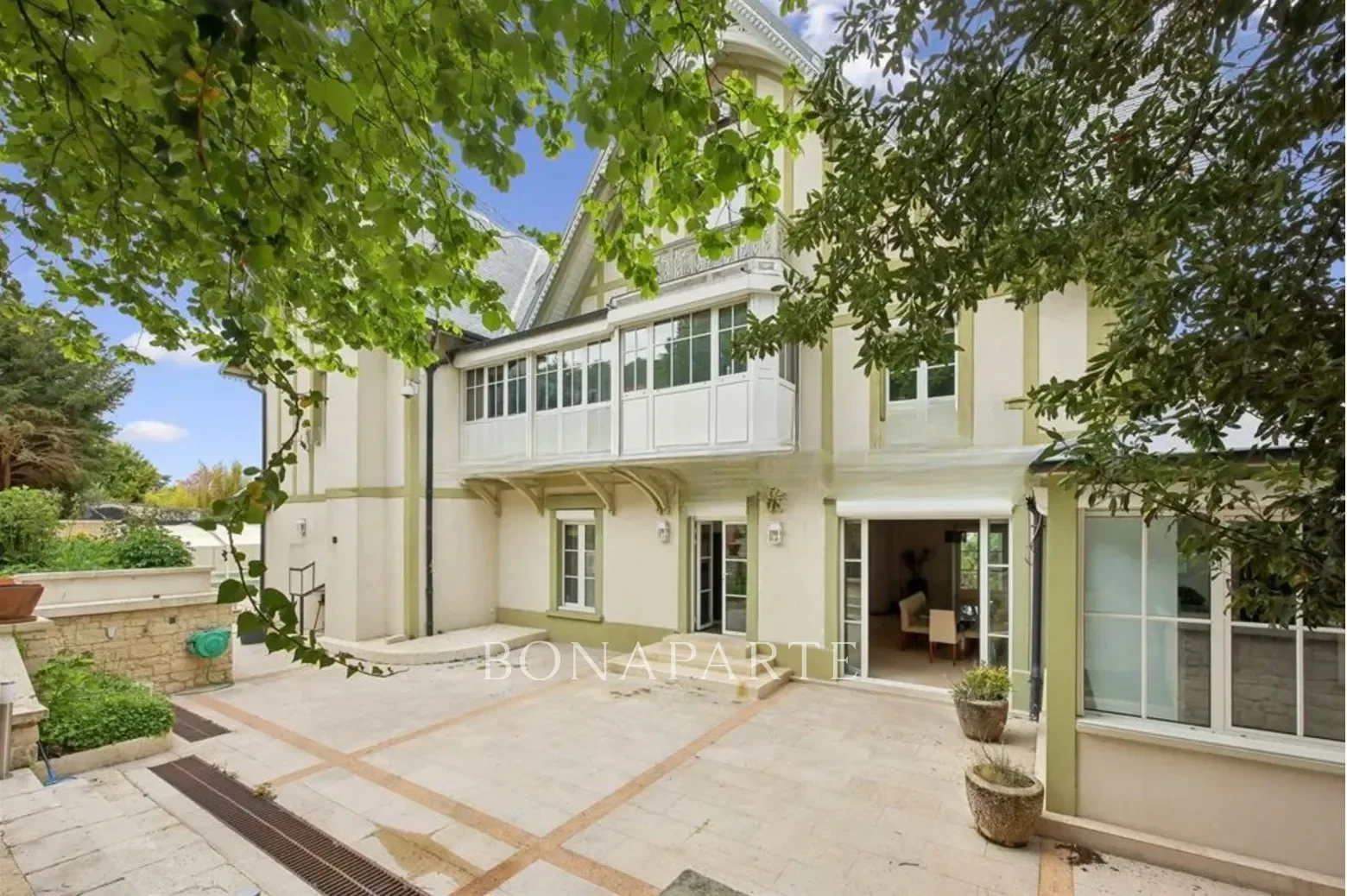 Exterior photo 3