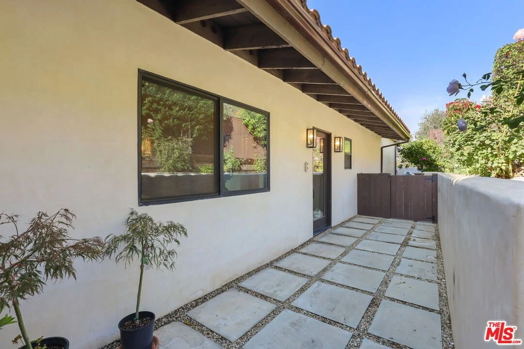 Exterior photo 4
