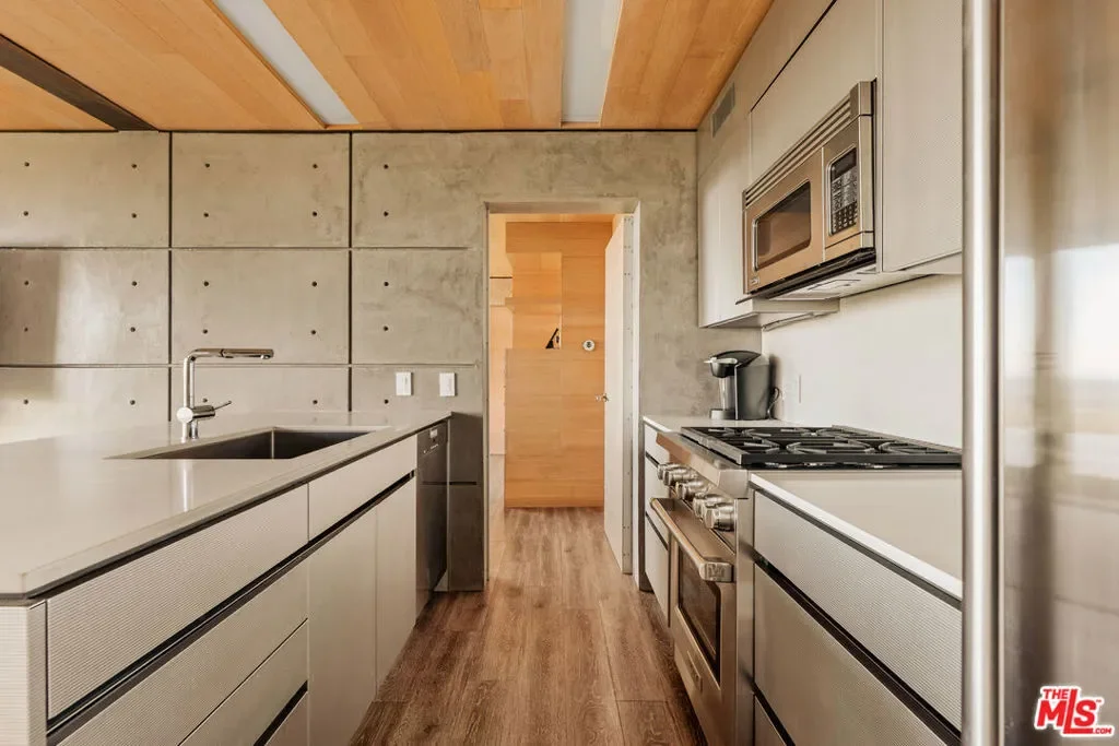 467 Paseo Miramar, Los Angeles, California, United States. - Photo 22