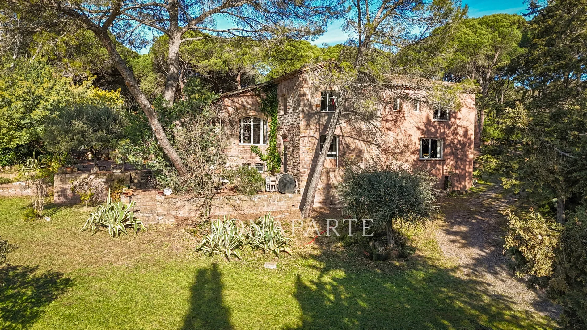 Exterior photo 10