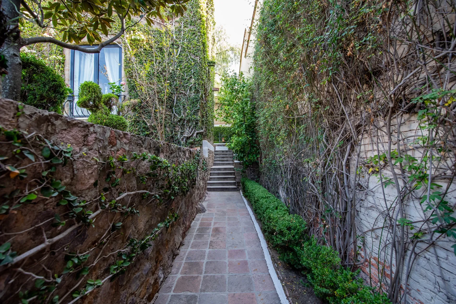 Exterior photo 8
