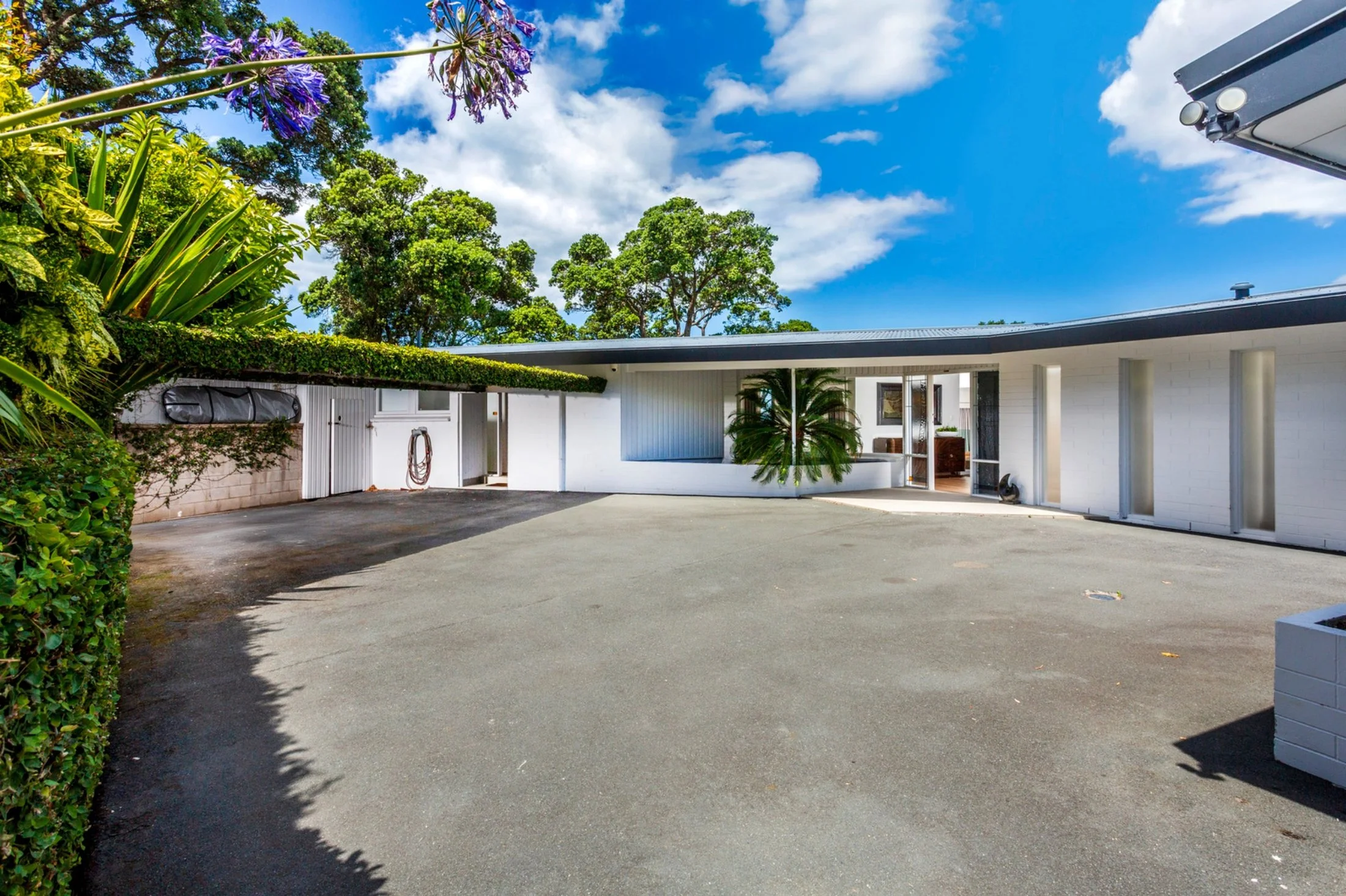 Exterior photo 5