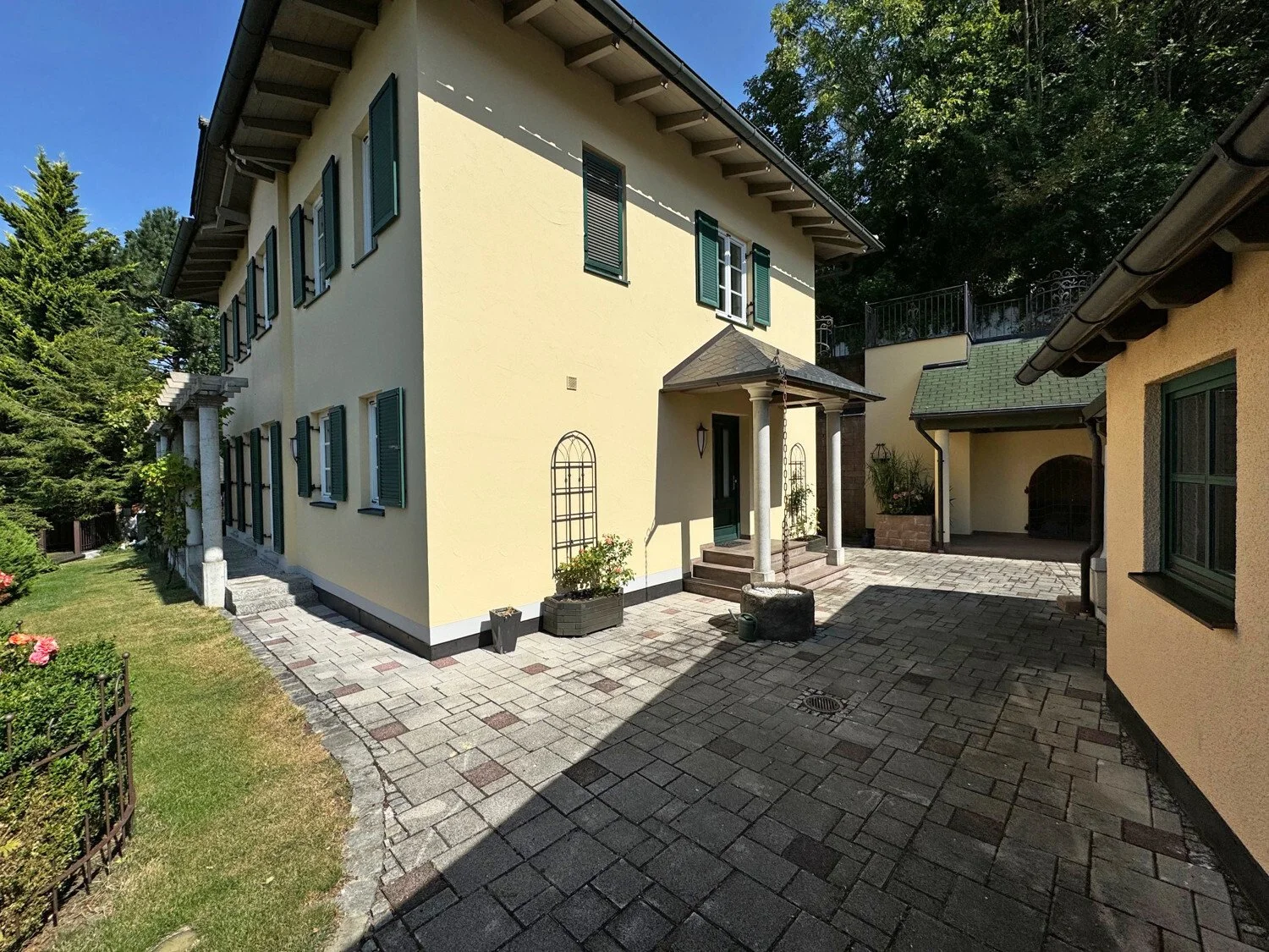 Exterior photo 3