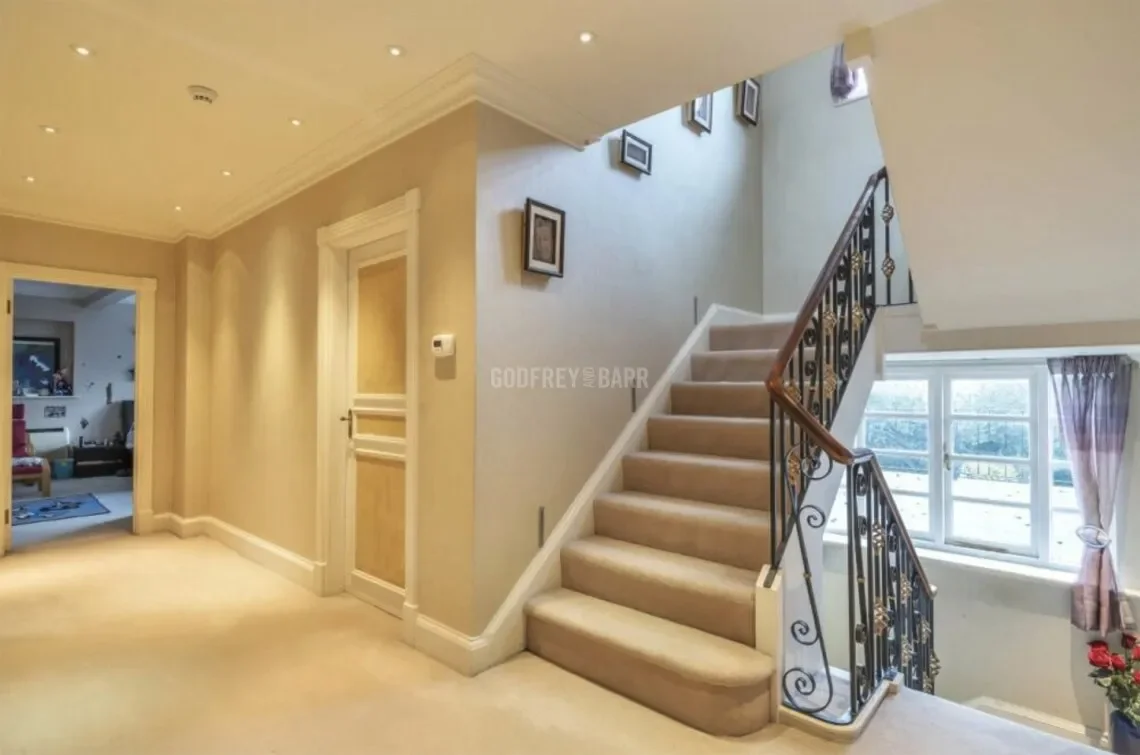 Grange Avenue, London, England, United Kingdom. - Photo 5