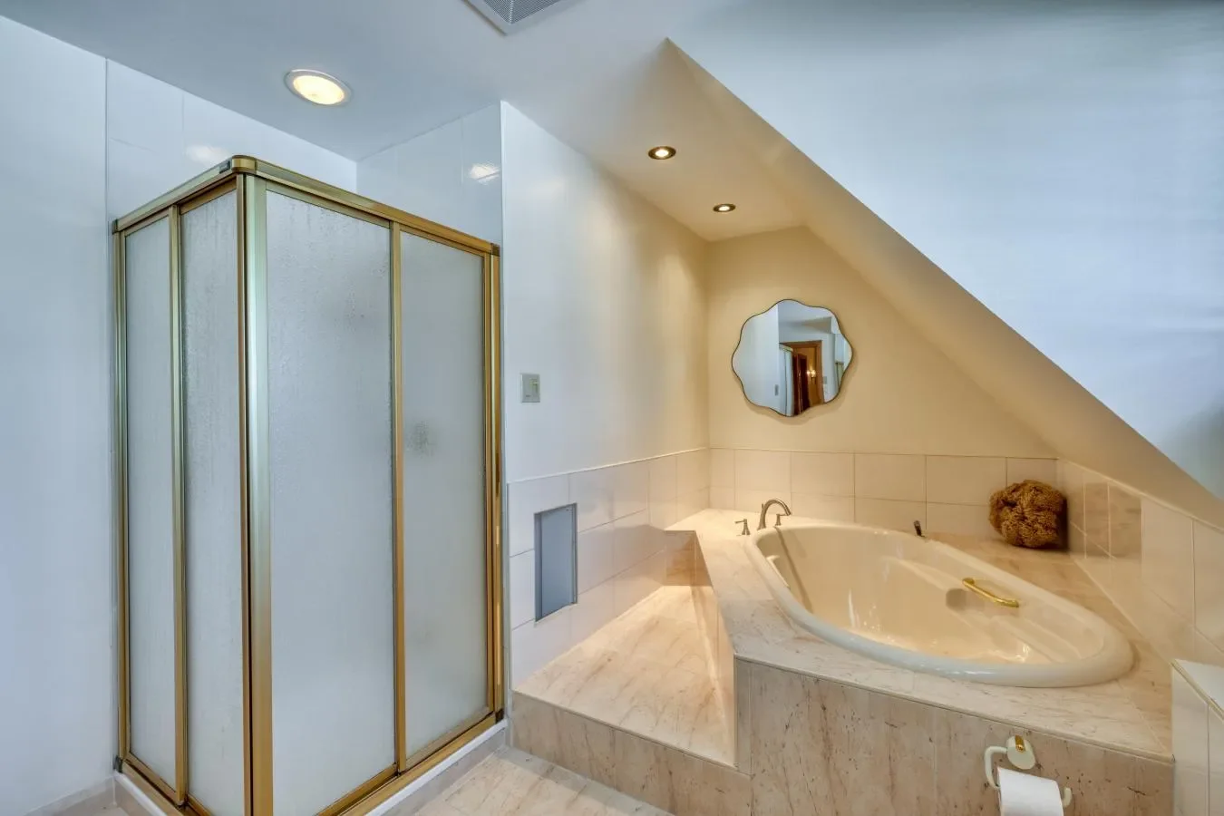 1009 Boul L'Assomption, Repentigny, Quebec, Canada. - Photo 16