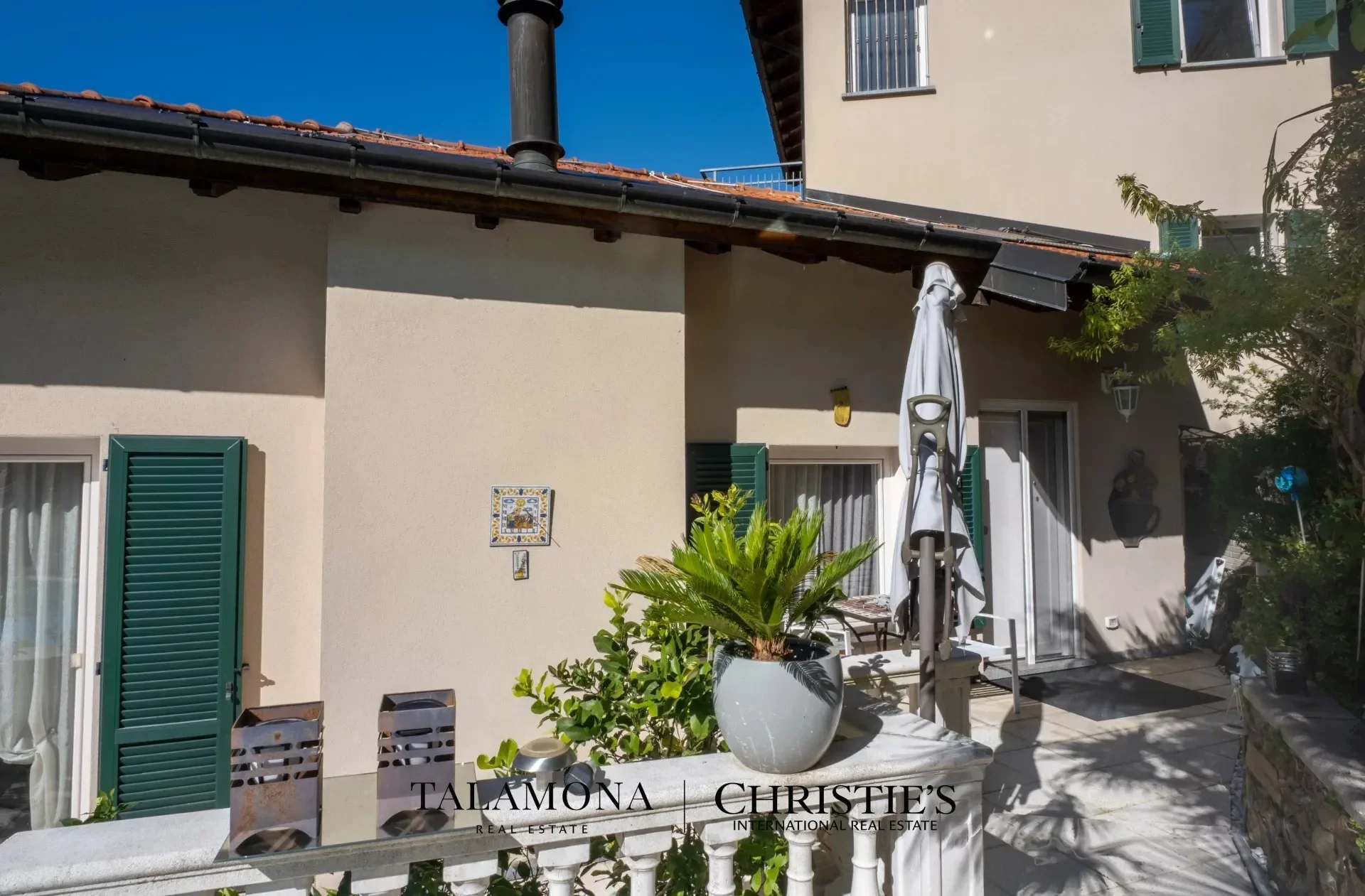 Exterior photo 6