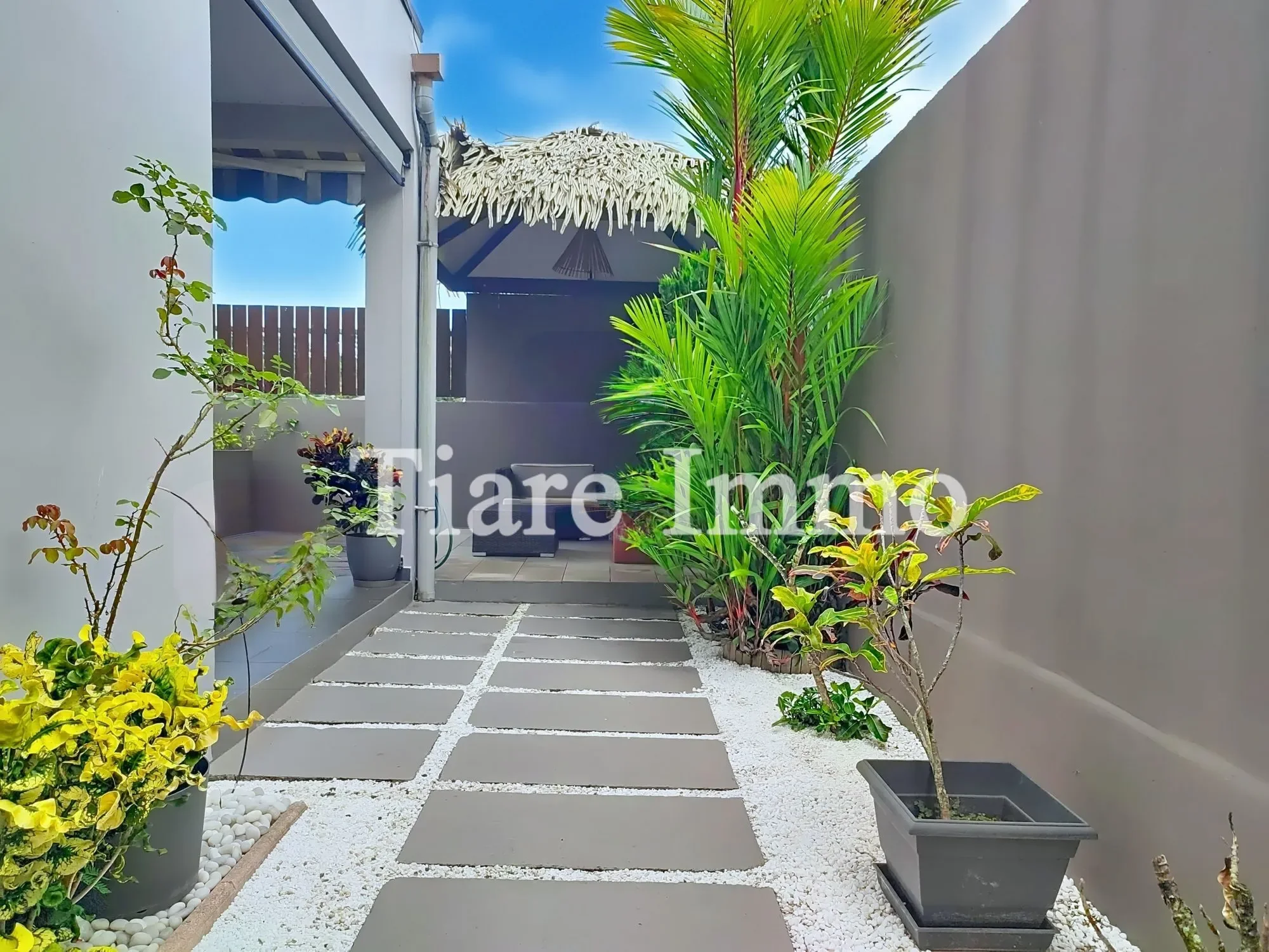 Exterior photo 5